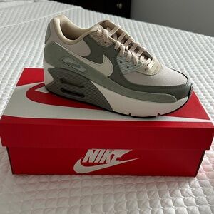 Nike Women's Green and Cream Sneakers.
NIKE AIR MAX 90 LV8